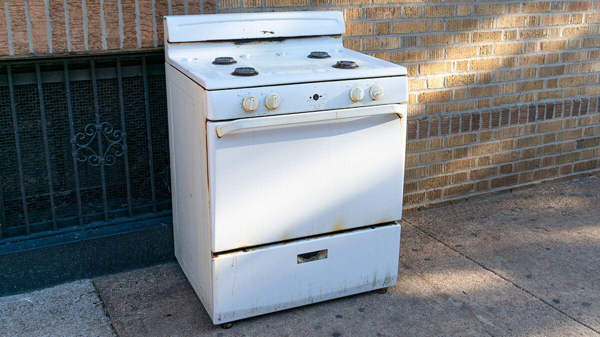 An old stove ready to be removed by 1-800-GOT-JUNK?